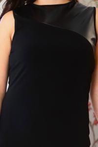 Černé pouzdrové šaty s koženými detaily