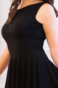 Černé krátké šaty s kolovou sukní